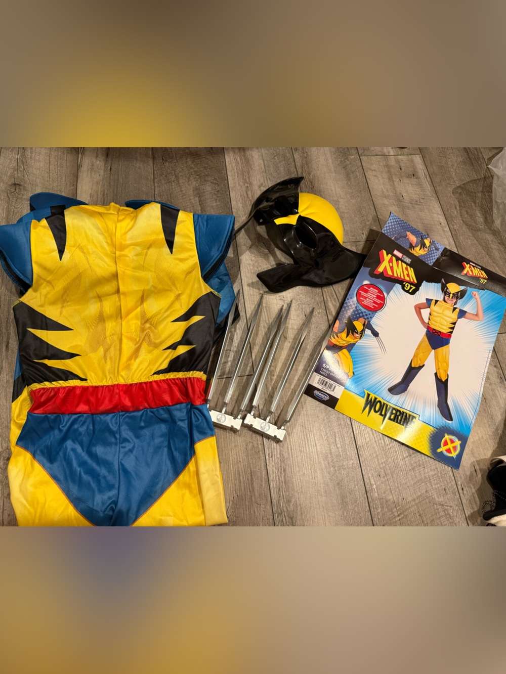 X-Men Kids Wolverine Costume with claws and dog tag - small 6/7